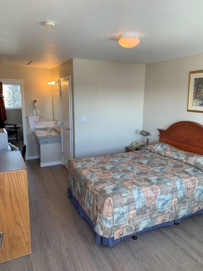 Red Deer Inn & Suites Extérieur photo